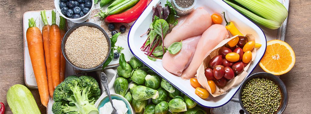Préparation d'un plat équilibré composé de légumes et poulet?