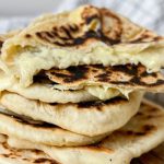 Cheese naans au brie