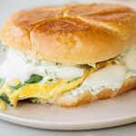 Sandwich brioché aux œufs & herbes