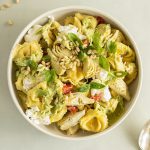 Salade de tortellinis au pesto d'artichauts